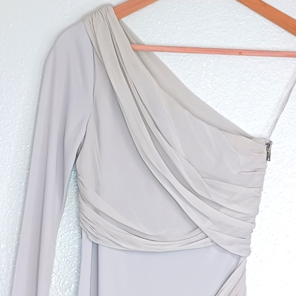 Alice + Olivia Crissy One Sleeve Goddess Light Grey Silk Blend Mini Wrap Dress - Picture 4 of 13